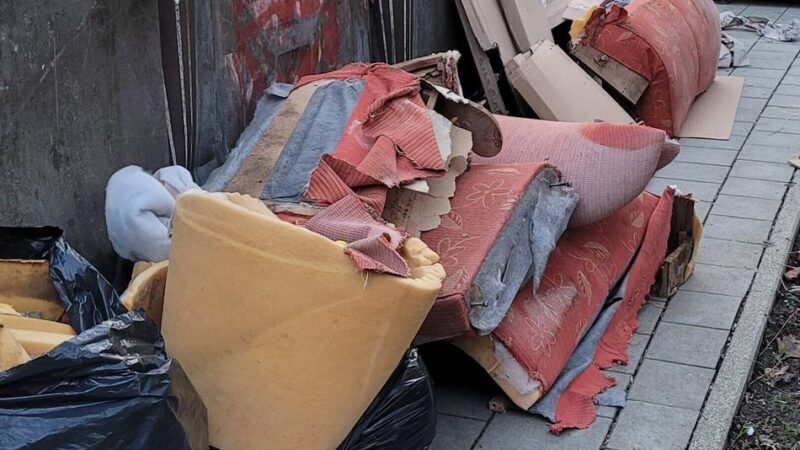 Stadt Heiligenhaus sucht Zeugen: Illegale Müllentsorgung am Containerstandort