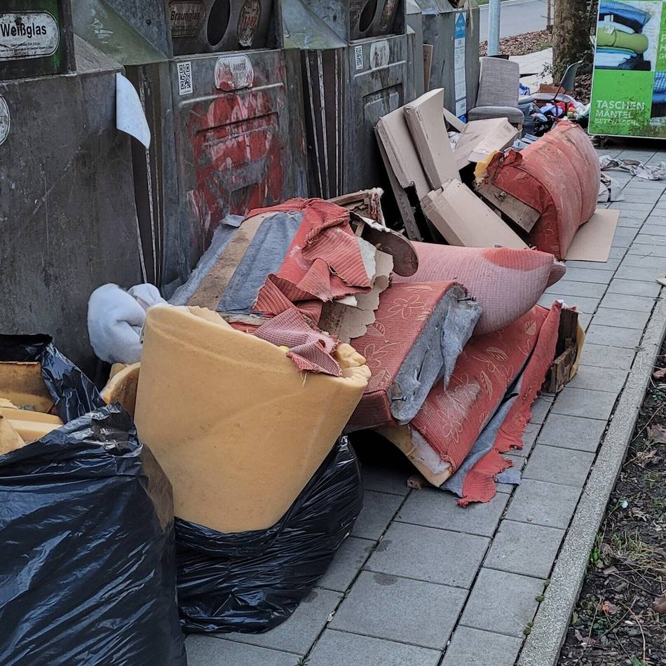 Stadt Heiligenhaus sucht Zeugen: Illegale Müllentsorgung am Containerstandort