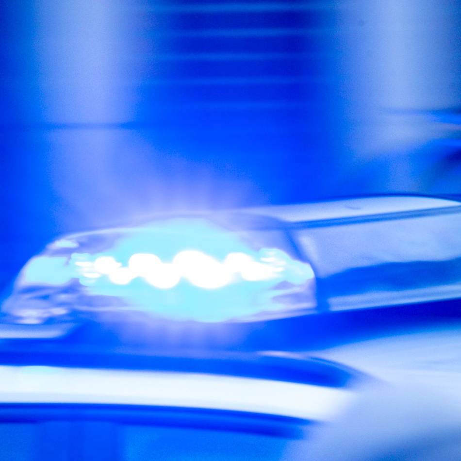 Vorfall in Solingen: Maskierte mit Schusswaffe bedrohen Männer und rauben Handy