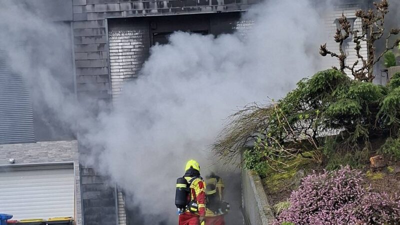 In Heiligenhaus: Auto gerät in Garage in Brand