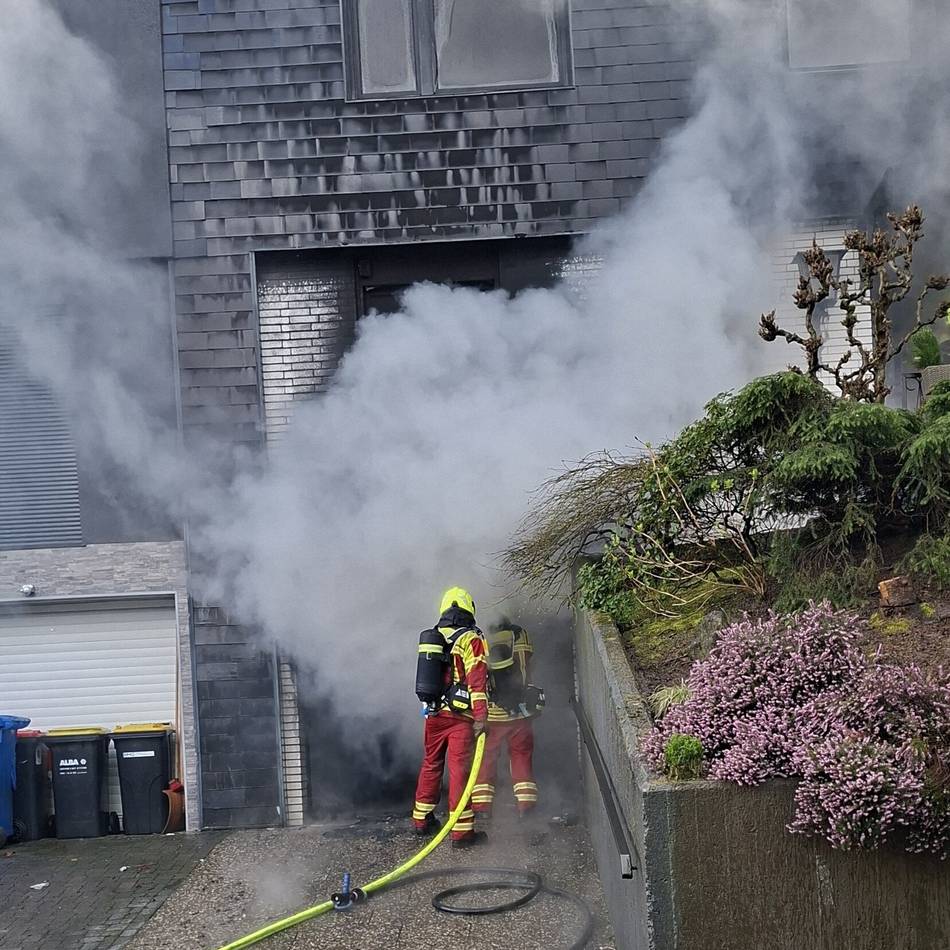 In Heiligenhaus: Auto gerät in Garage in Brand