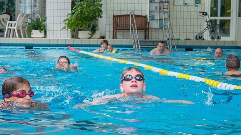 Ostereiersuche und Co.: Osterhasenprüfung im Nettetaler Schwimmbad