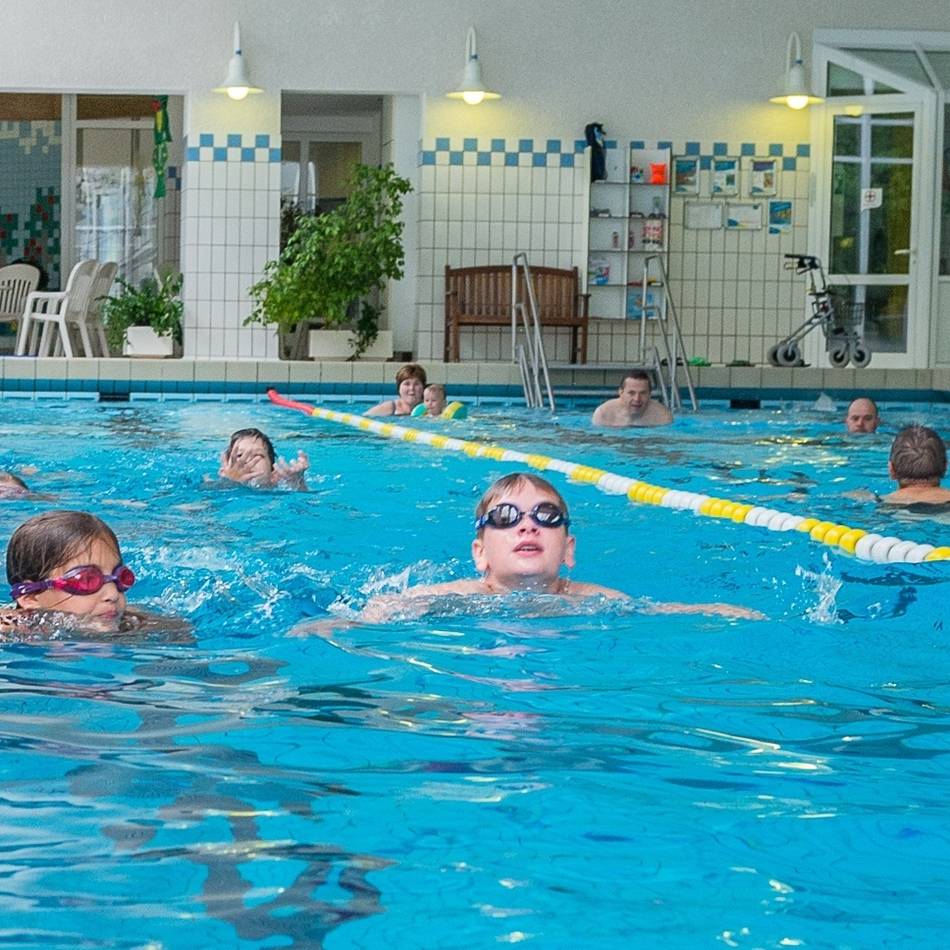 Ostereiersuche und Co.: Osterhasenprüfung im Nettetaler Schwimmbad