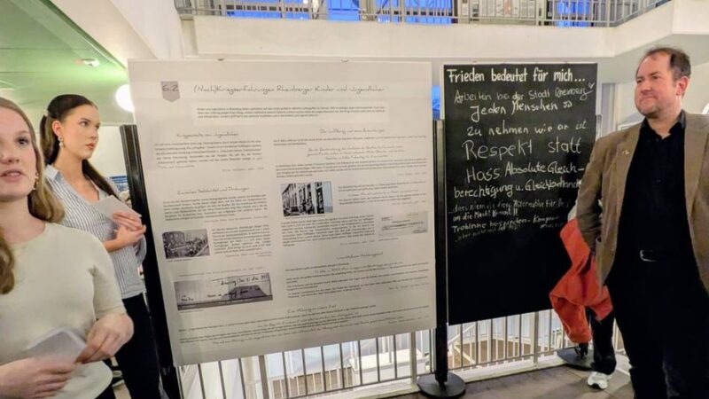 Schülerausstellung in Rheinberg: AfD-Einträge auf der Tafel im Stadthaus weggewischt