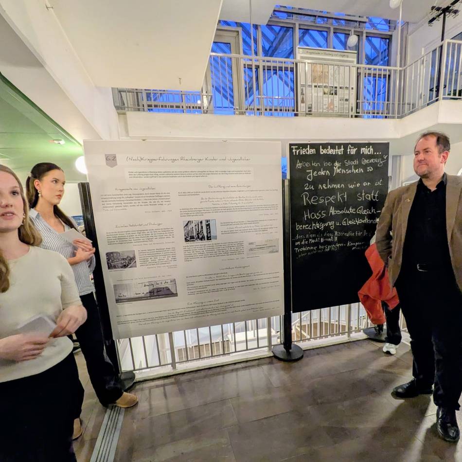 Schülerausstellung in Rheinberg: AfD-Einträge auf der Tafel im Stadthaus weggewischt