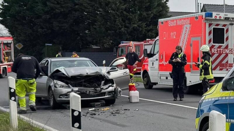 Zwei Personen verletzt: Landstraße in Leuth nach Auffahrunfall gesperrt