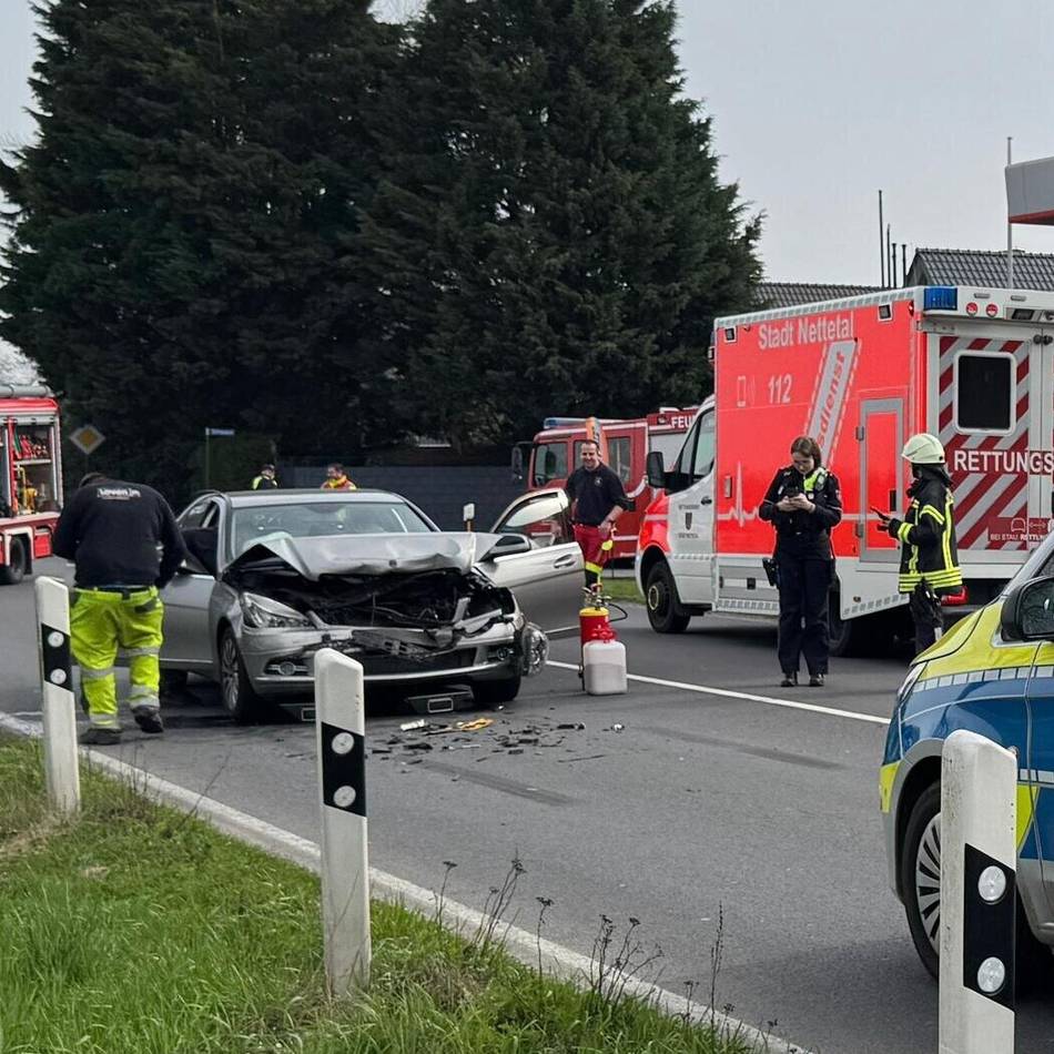 Zwei Personen verletzt: Landstraße in Leuth nach Auffahrunfall gesperrt