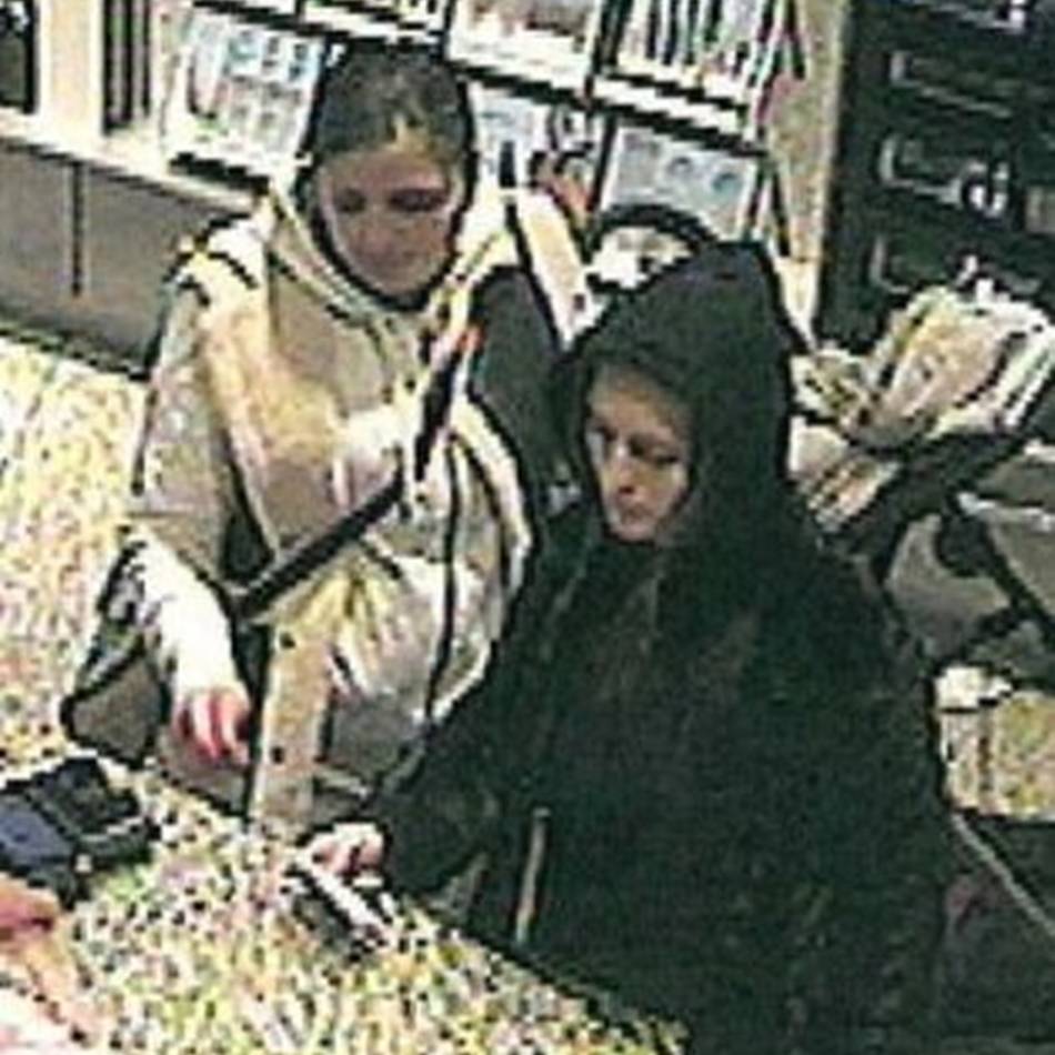 Bilder aus Videoüberwachung in Leverkusen: Nach EC-Karten-Diebstahl – Polizei sucht zwei Frauen