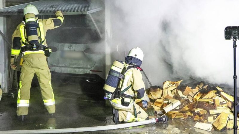 Polizei sucht Zeugen: Sperrmüll und Garage brennen in Baumberg