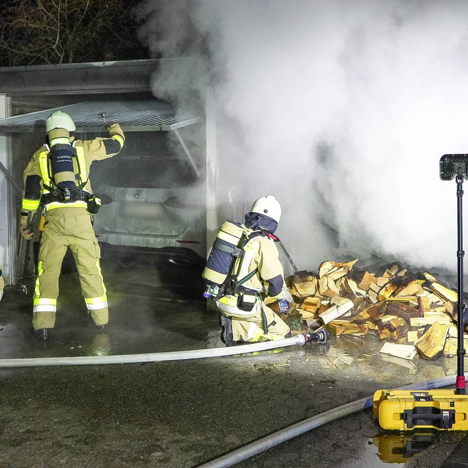 Polizei sucht Zeugen: Sperrmüll und Garage brennen in Baumberg