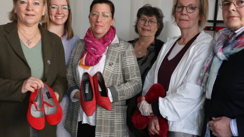 Ausstellung zum Weltfrauentag in Grevenbroich: Rote Schuhe erzählen von Gewalt und Auswegen