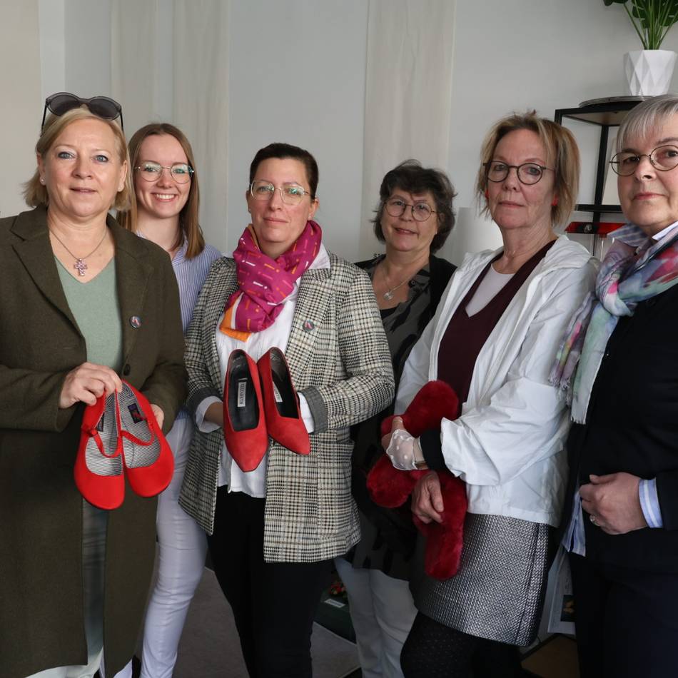Ausstellung zum Weltfrauentag in Grevenbroich: Rote Schuhe erzählen von Gewalt und Auswegen