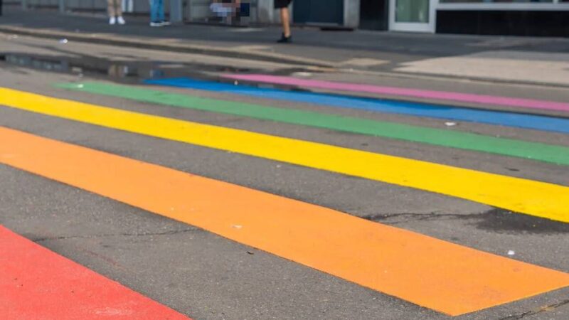 AfD in Hilden scheitert mit Kipp-Antrag: Der Regenbogen-Streifen vor dem Bahnhof kommt