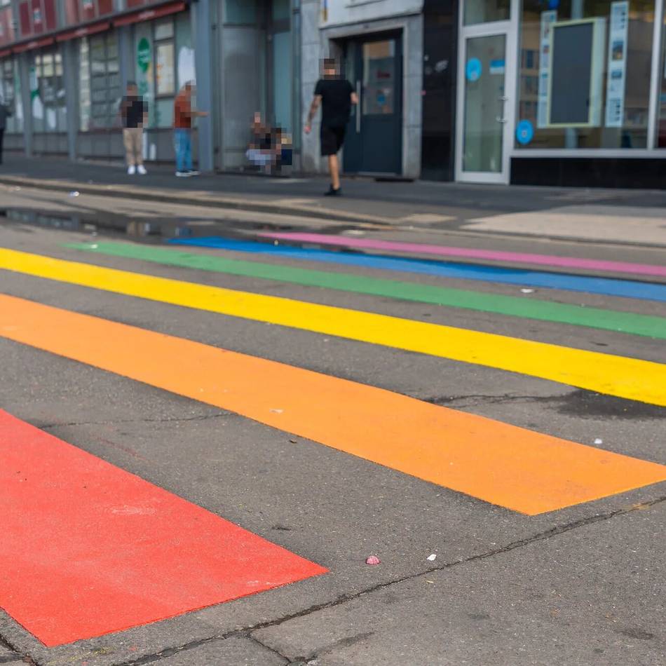AfD in Hilden scheitert mit Kipp-Antrag: Der Regenbogen-Streifen vor dem Bahnhof kommt