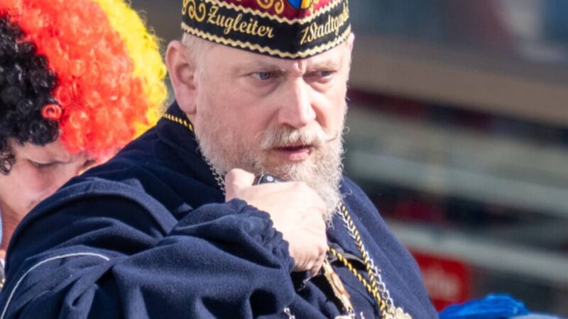 Wagenengel in Mönchengladbach verletzt: Zugleiter nach Unfall bei Veilchendienstagszug krankgeschrieben