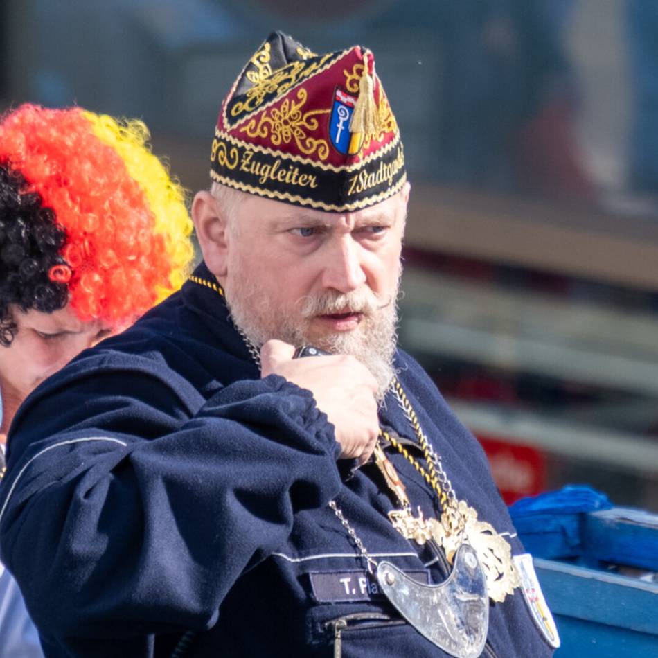 Wagenengel in Mönchengladbach verletzt: Zugleiter nach Unfall bei Veilchendienstagszug krankgeschrieben