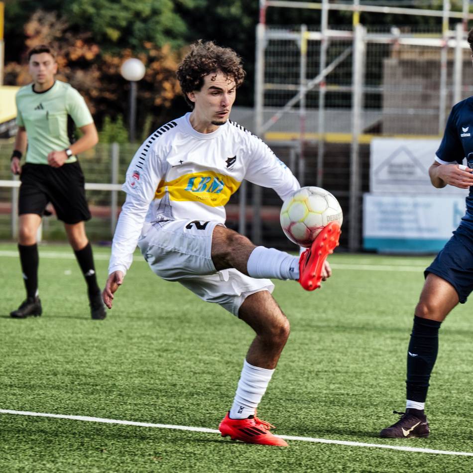 Auwärtssieg trotz wilder Phase: TuSpo macht das Titelrennen noch spannender