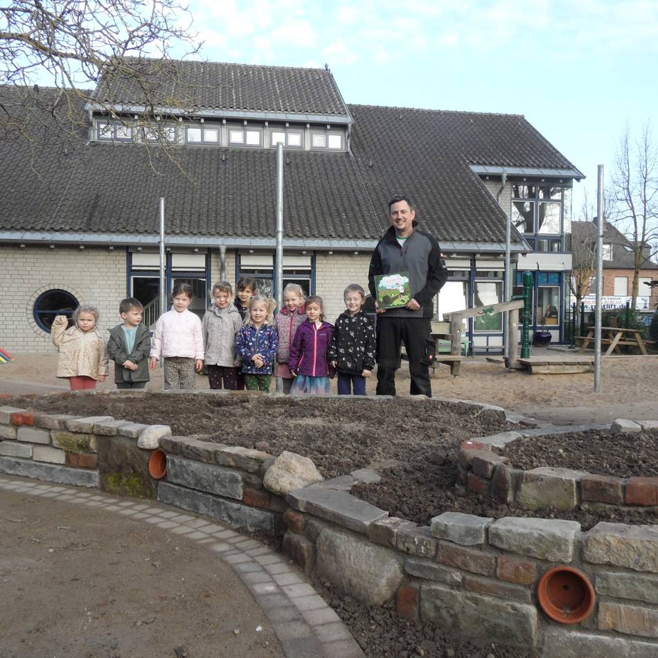 Hochbeet fürs Außengelände: Lang gehegter Wunsch von Xantener Kita-Kindern erfüllt
