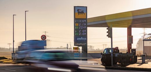 Spritpreise: Wirtschaftspsychologe Florian Bauer erklärt, was gegen Schmerz an der Tankstelle hilft