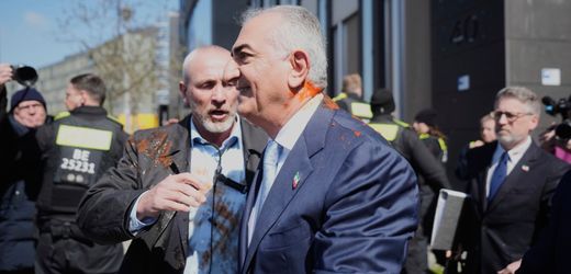 Iran: Schah-Sohn Reza Pahlavi in Berlin mit roter Soße beworfen