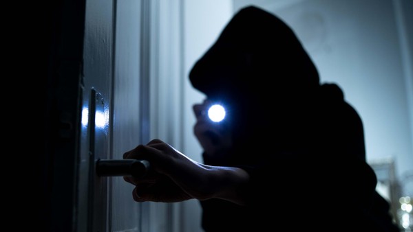 Einbrecher stehlen Schmuck und Handtaschen aus Einfamilienhaus in Velbert