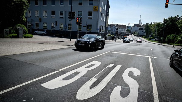 Linksabbiegen von der Friedrich-Ebert-Straße in die Poststraße wieder möglich
