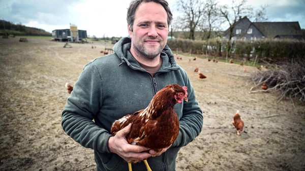 Osterstress? Da lachen ja die Hühner. Besuch auf einem Velberter Bauernhof