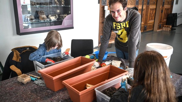 Auf Schatzsuche im Museum in Velbert: Kinder graben verborgene Schätze aus