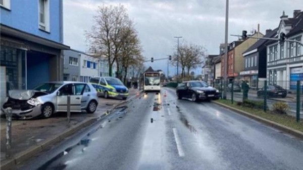 Schwerer Unfall vor der Velberter Polizeiwache: Jugendlicher ohne Führerschein