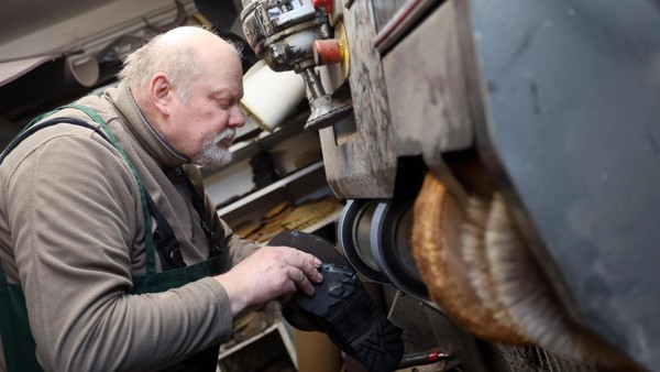 Einer der letzten: Helmut Thurau repariert seit 50 Jahren in Velbert Schuhe