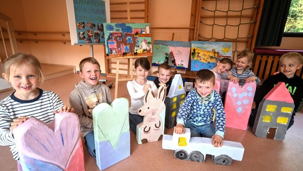 „Und unterm Berg schwimmt ein Wal“: Velberts Kita-Kinder lieben ihr Kunstprojekt