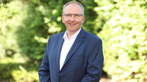 Landwirt stöhnt: „Ich muss viel Milch melken, nur um den Trecker vollzukriegen“