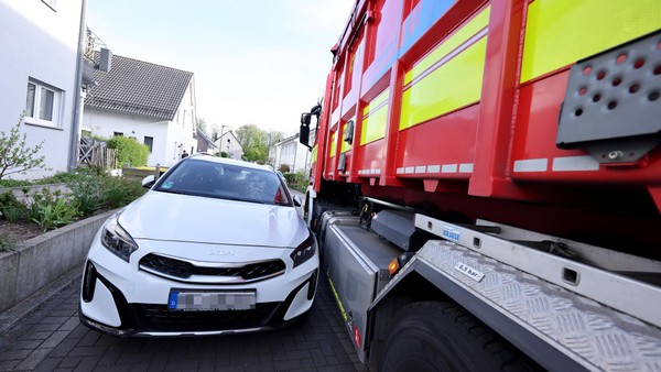 Enge Straßen, blockierte Rettungswege: Velberts Feuerwehr kämpft sich durch
