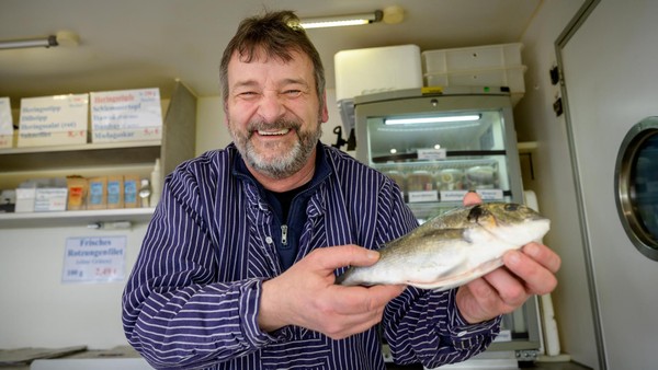 „Vom Onkel geerbt“: Seit 70 Jahren gibt‘s frischen Fisch auf Velberter Parkplatz