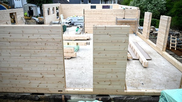 Neubau in Heiligenhaus: Finnisches Holzmodul gibt Einblicke in Bauprojekt