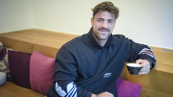 Velberter Tobi Wegener verlobt sich mit Freundin Julia – Antrag am Strand