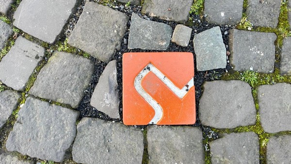 „Akte 28“: Mysteriöse Steine im Pflaster von Velbert-Langenberg aufgetaucht