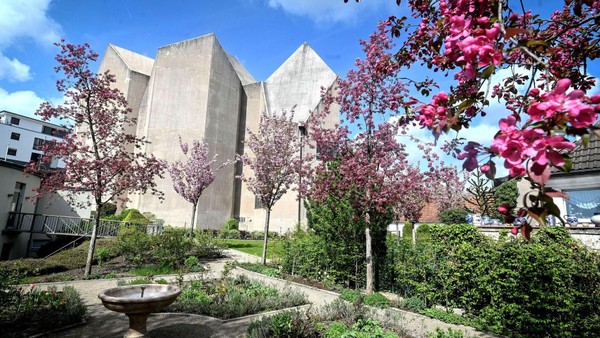 Ein Ort zum Ausruhen: So schön blüht es in Velberts Domgarten