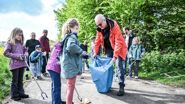 Klodeckel, Radkappen und Burgermenü: Müllsammelaktion am „Große Feld“ in Velbert