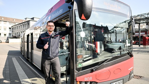 Vom Dachdecker zum Busfahrer: So kam Dennis (32) zu seinem Traumberuf