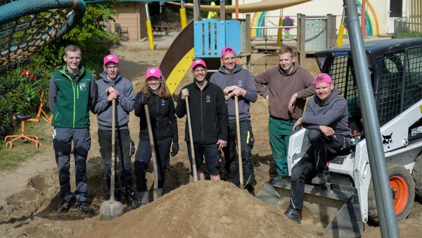 52 Tonnen Sand und viele Stunden Muskelkraft: Velberter Landjugend hilft Kita