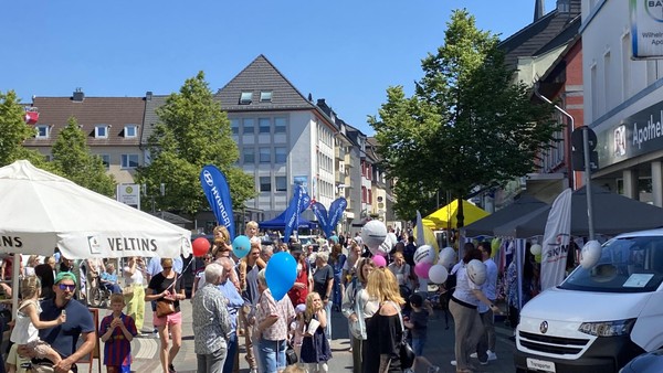 Heiligenhauser Frühlingsfest mit vielen Ständen, Bücherflohmarkt und Kirmes