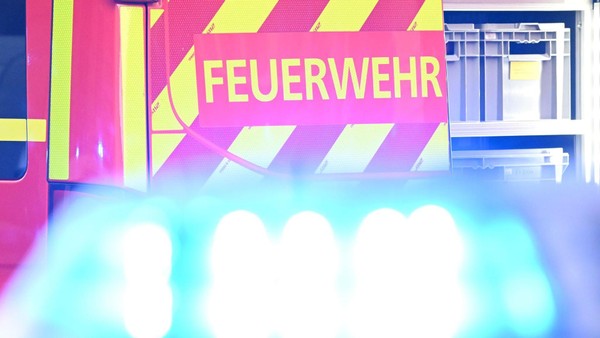 Brennendes Auto führt bei A46 zu kilometerlangem Stau im Berufsverkehr