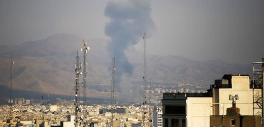Iran-Krieg: Schwere Angriffe auf Teheran – iranische Raketen treffen Israel