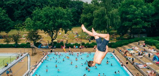 Schwimmbad: Wie sie mit Plakaten gegen sexualisierte Gewalt ankämpfen