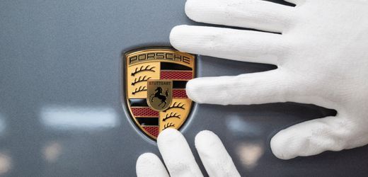 München: Paketbote rettet sich vor Hunden auf Porsche-Motorhaube