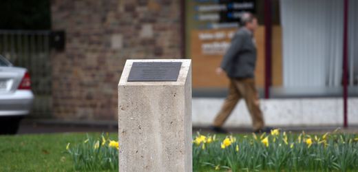 Kassel: Unbekannte stehlen Kranz für den vom NSU ermordeten Halit Yozgat