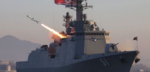 Nordkorea: Kim Jong Un überwacht Raketenstart von Zerstörer »Choe Hyon«