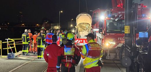 Frankfurt am Main: Voll besetztes Auto stürzt in den Main – Taucher retten Insassen