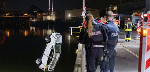 Frankfurt am Main: Auto mit fünf Jugendlichen stürzt in Main – 18-Jähriger stirbt im Krankenhaus